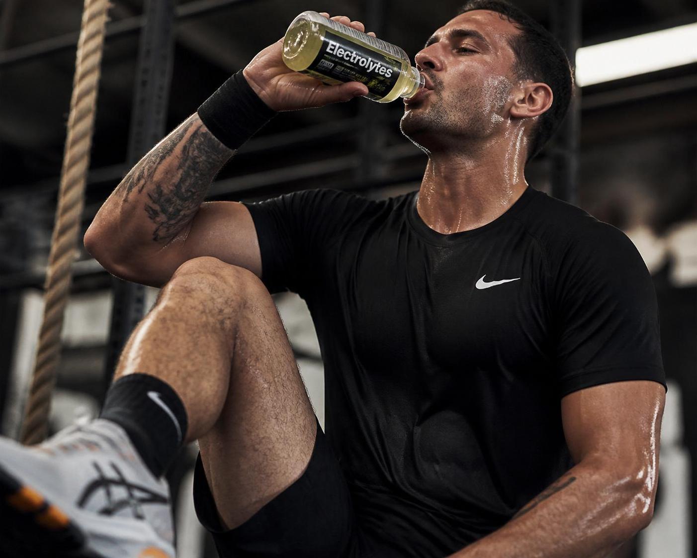 découvrez pourquoi les électrolytes sont essentiels pour optimiser vos performances lors d'entraînements intensifs et maintenir un équilibre hydrique adapté.