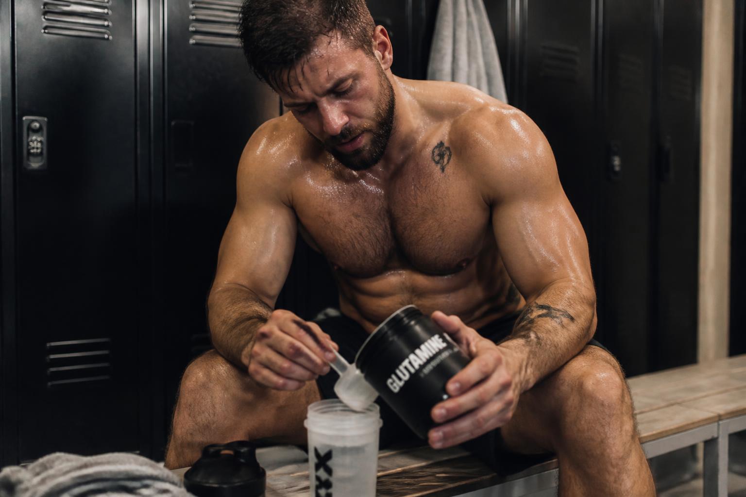 découvrez les bienfaits de la glutamine pour la récupération après l'entraînement et si sa supplémentation est recommandée pour optimiser vos performances sportives.