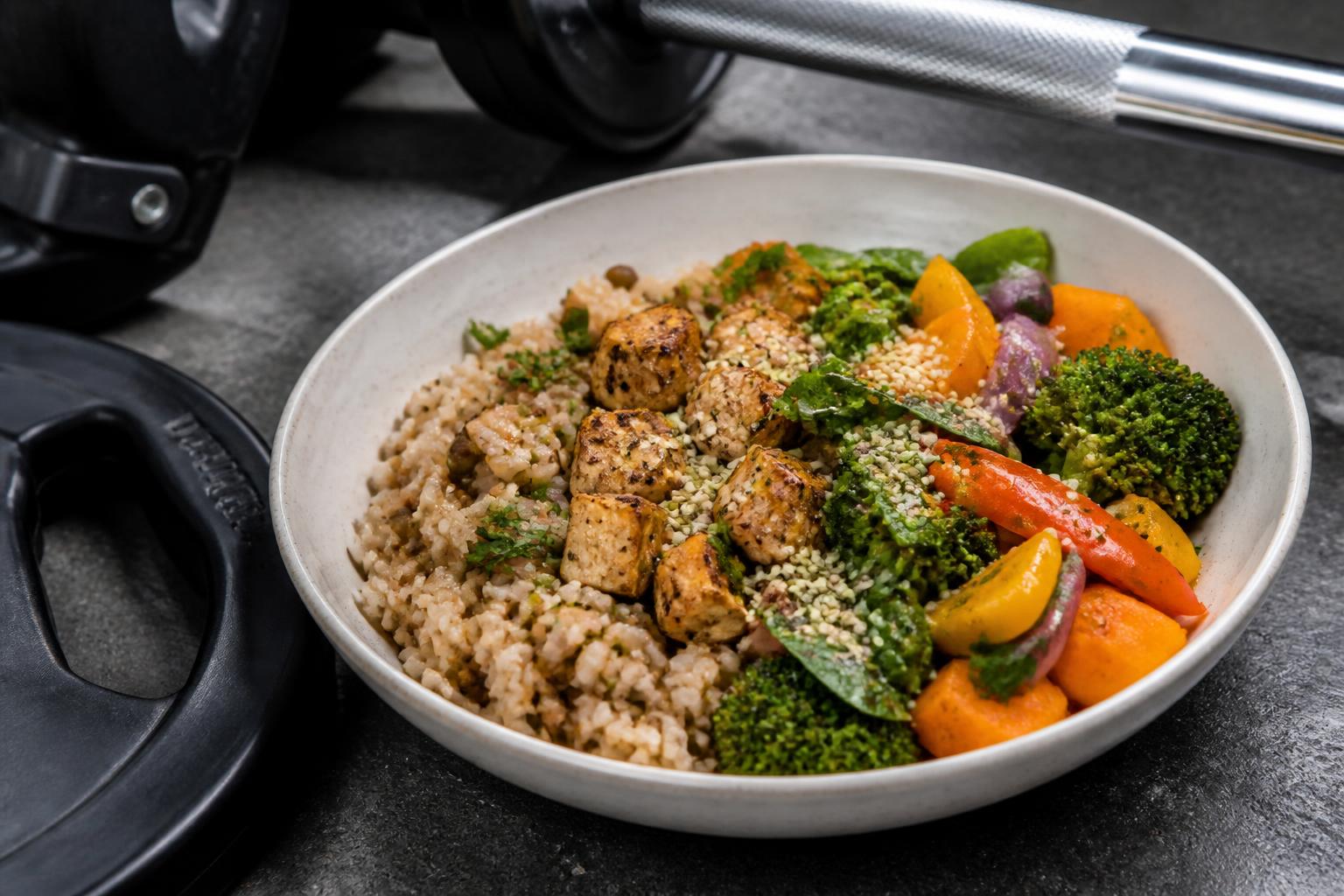 découvrez si la protéine végétale est une bonne alternative pour prendre du muscle, ses avantages, ses sources et comment l'intégrer efficacement dans votre alimentation.