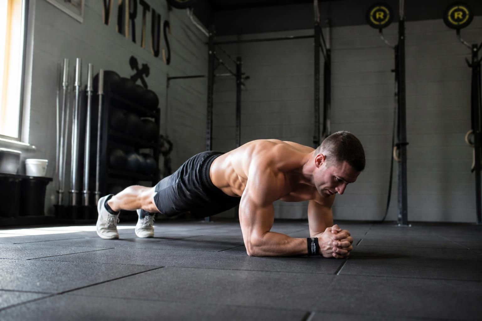 découvrez combien de temps tenir le gainage pour améliorer votre endurance et renforcer efficacement votre sangle abdominale.