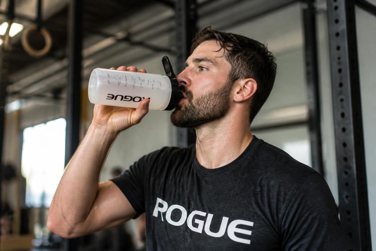 découvrez combien d'eau boire pour bien s'hydrater pendant l'effort, en fonction de l'intensité de votre activité sportive. conseils pratiques pour optimiser votre hydratation et améliorer vos performances.
