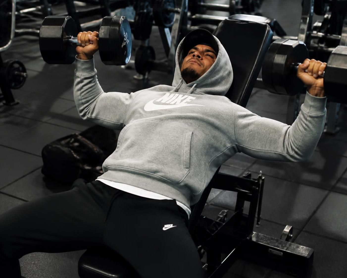 découvrez l'exercice pec avec haltère essentiel pour renforcer vos pectoraux efficacement. apprenez le mouvement parfait pour un entraînement sûr et performant.