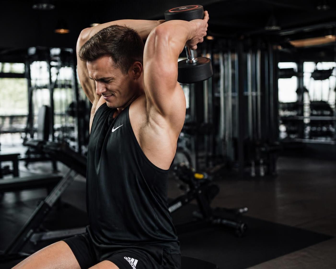 découvrez une routine efficace d'exercices triceps avec haltères pour sculpter et renforcer l'arrière de vos bras. idéal pour tonifier vos muscles et améliorer votre silhouette.