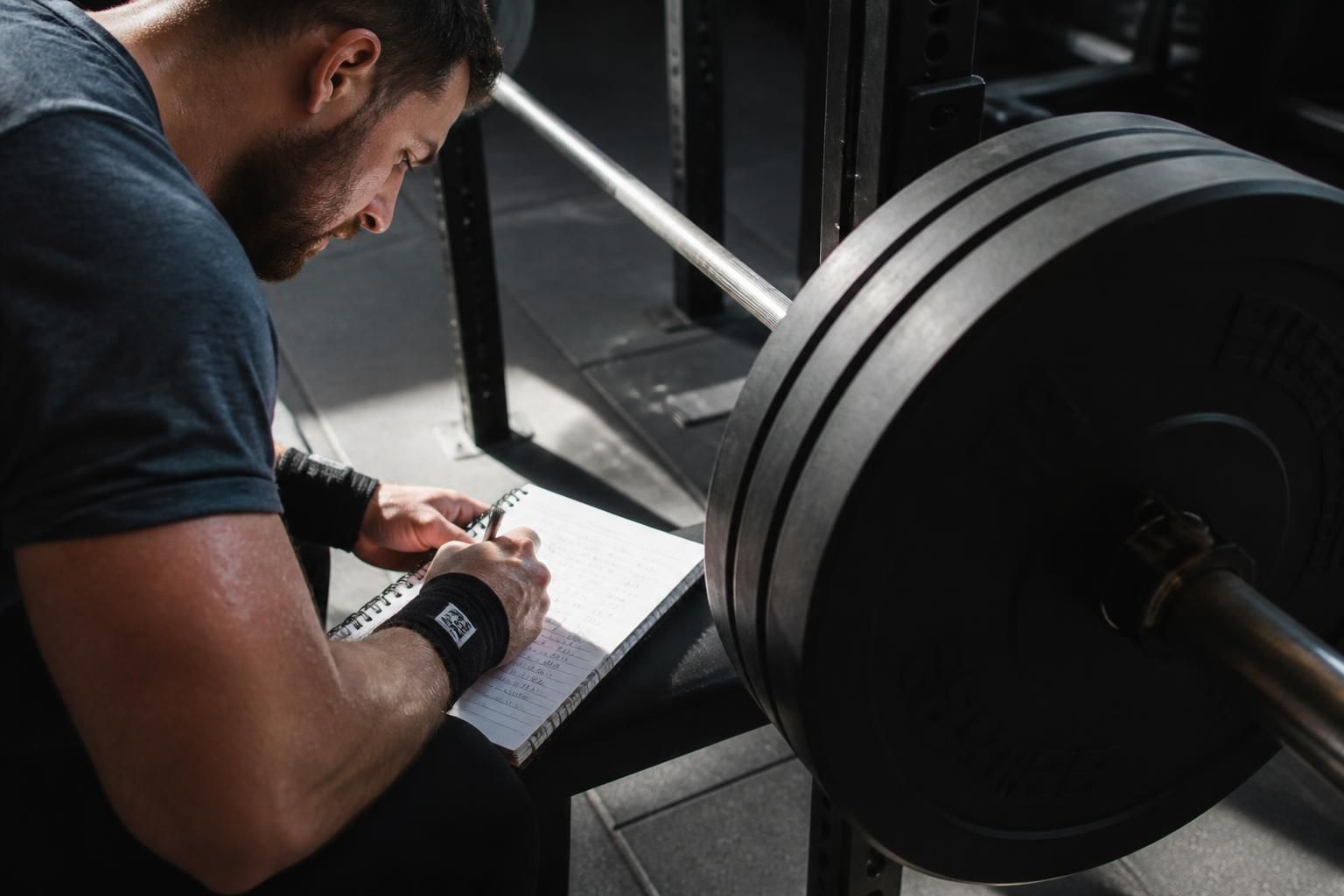 découvrez comment calculer correctement le volume d’entraînement en musculation pour optimiser vos séances et améliorer vos résultats efficacement.