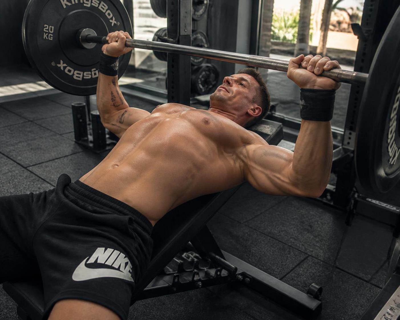 découvrez comment cibler efficacement le bas des pectoraux avec des exercices complémentaires pour un développement musculaire harmonieux et complet.